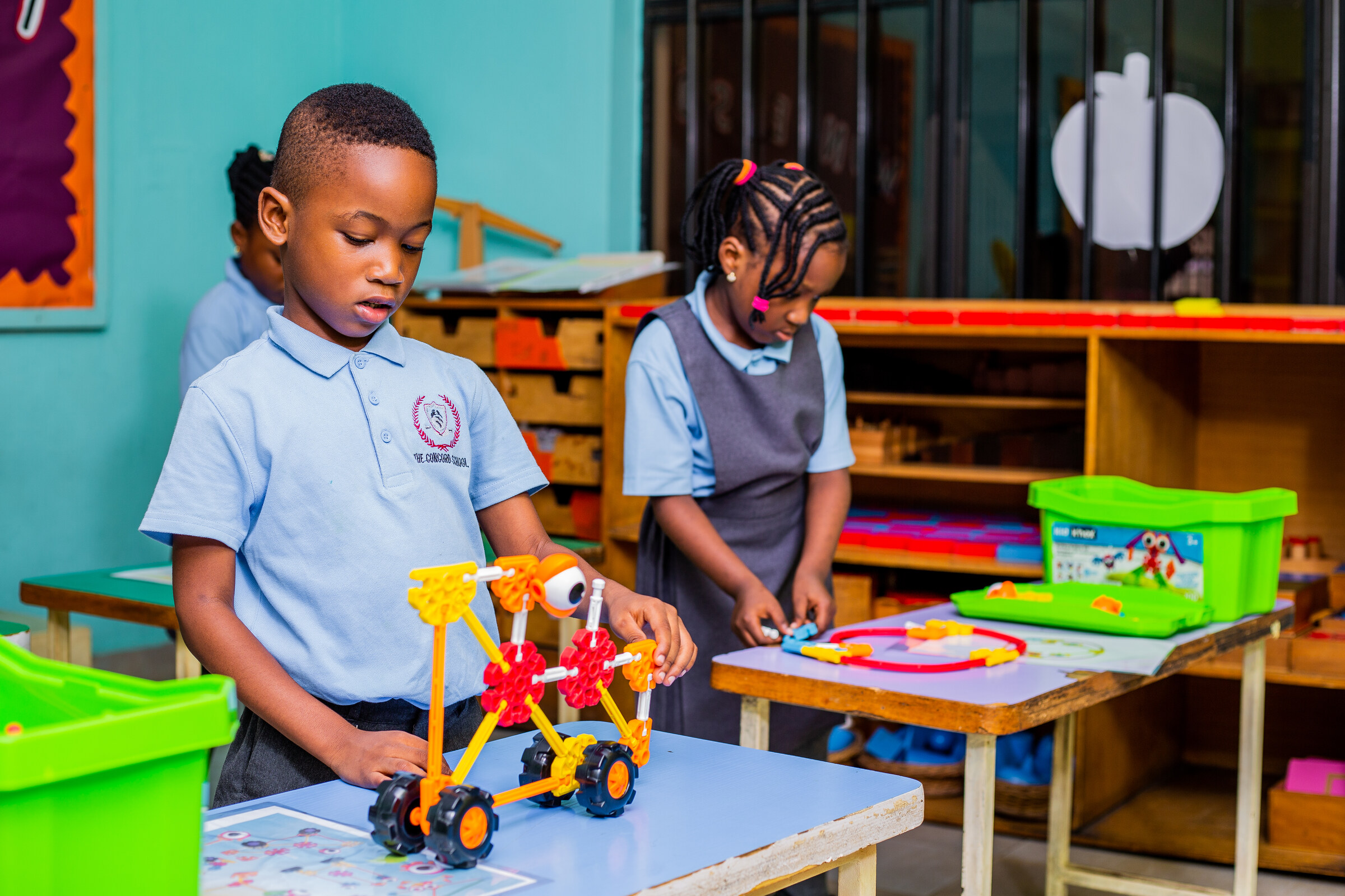 Concord pupils exploring a hands-on STEM construction challenge